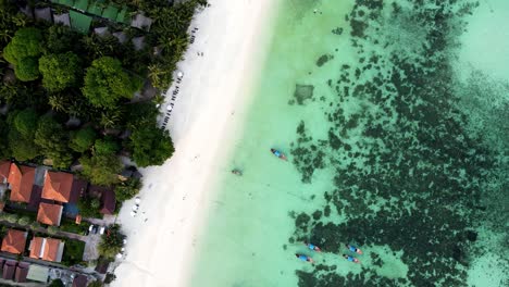 Rural-buildings-on-the-beachfront-of-a-paradisiacal-Pattaya-beach-in-Thailand