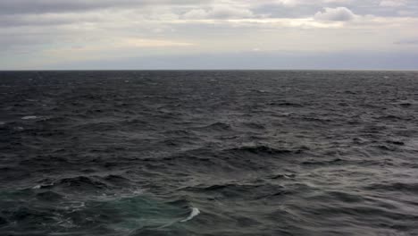 vista desde el barco del mar oscuro, agitado y nublado entre la isla del príncipe eduardo y la baie, saguenay