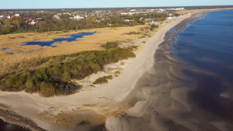 Playa-De-Pärnu-Y-Zona-Costera-En-Vista-Aérea-Desde-Dollyin