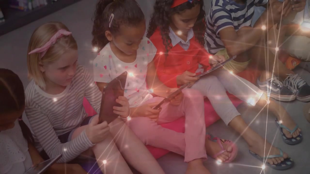 Sete crianças usando tablets, gerando uma sobreposição de rede com nós pulsantes para aprendizagem colaborativa.