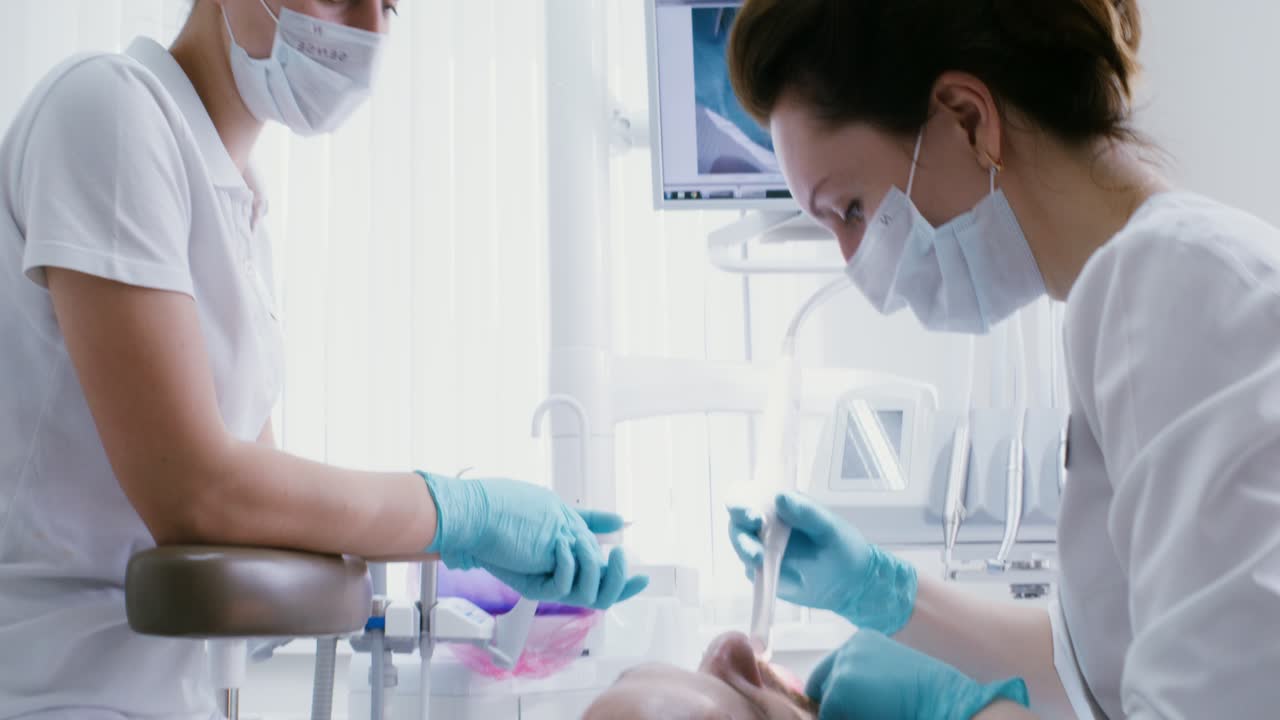 두 명의 전문가와 함께 치과 검사