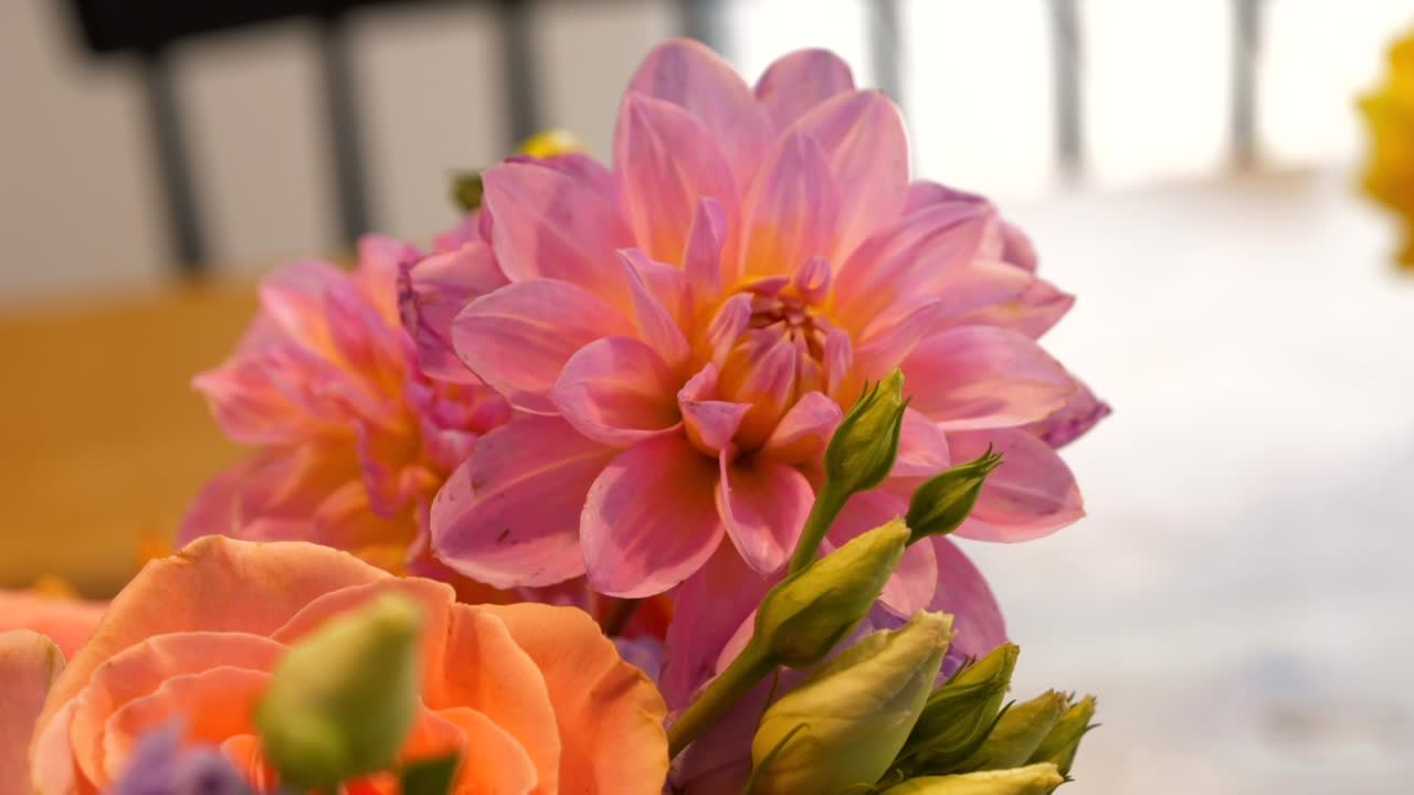 Un bellissimo fiore sul bouquet da sposa, primo piano
