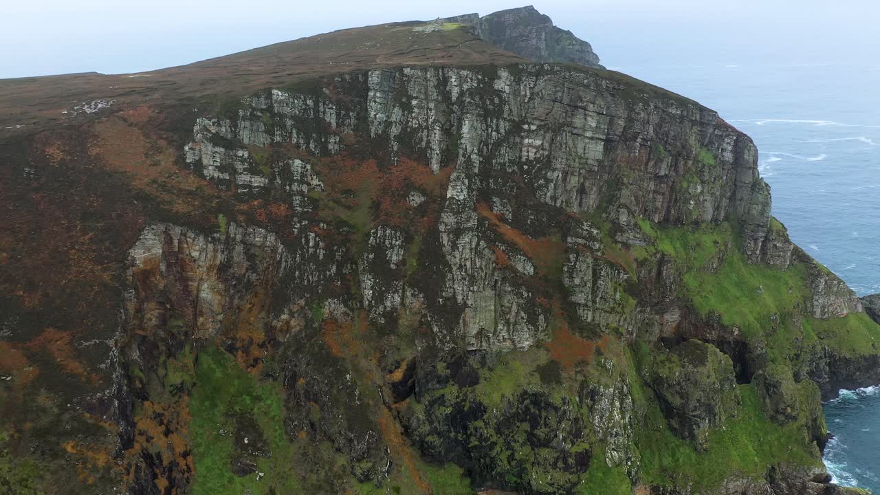 pintorescos acantilados marinos de irlanda de la península de horn head - antena