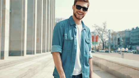 hombre elegante en la ciudad