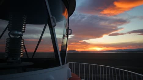 Leuchtturm-Laternenraum-Bei-Sonnenuntergang