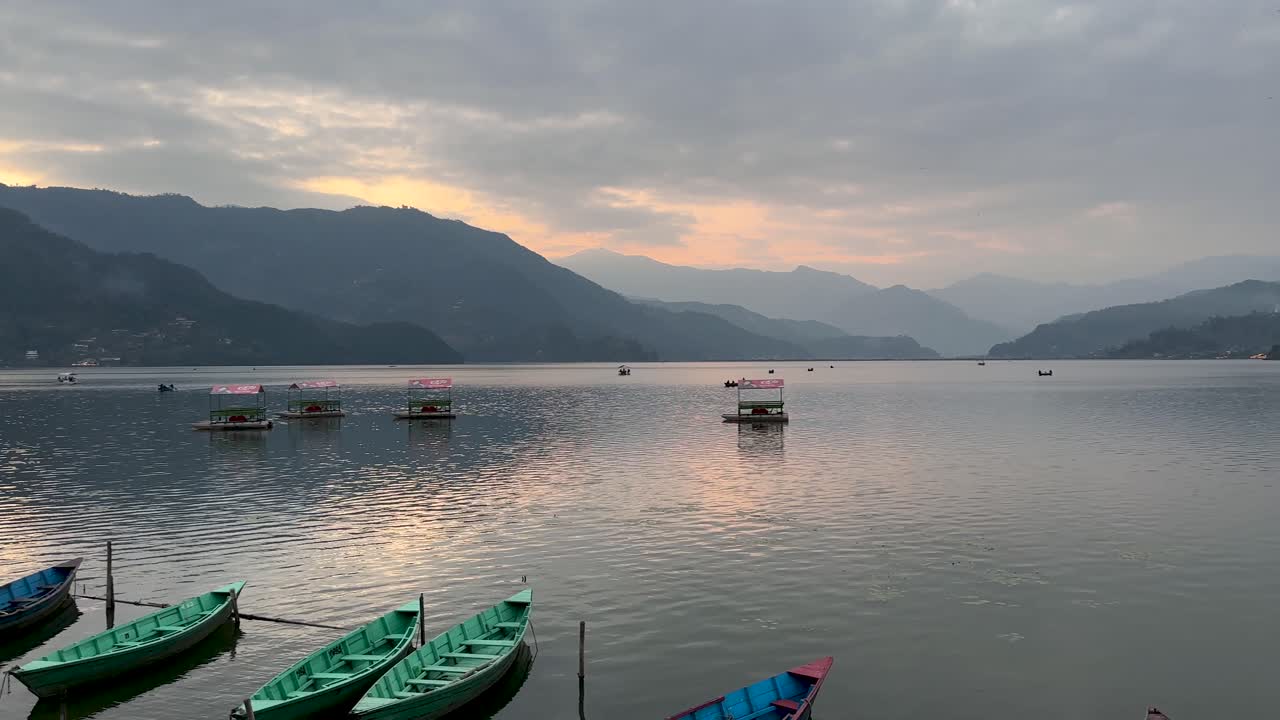 vista del paisaje del lago phowa en pokhara, nepal
