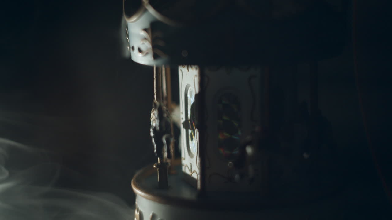 빛샘과 연기로 촬영된 장난감 회전목마