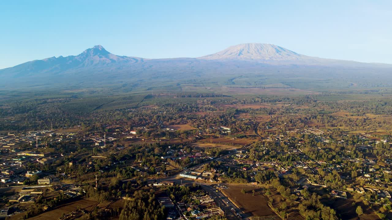 amanecer paisaje de kenya con una aldea, kilimanjaro y parque nacional de amboseli - seguimiento, vista aérea de avión no tripulado