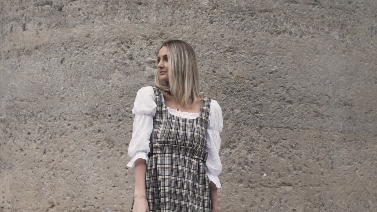 plano medio de mujeres jugando con su cabello