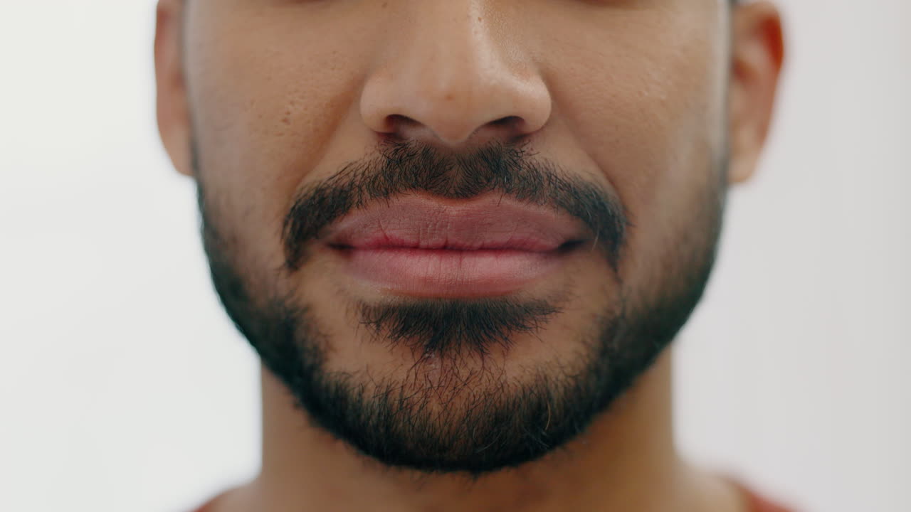 hombre, dientes y boca con aparatos dentales invisibles