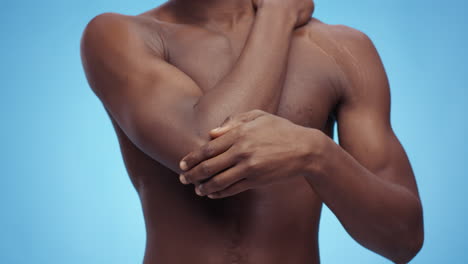 hombre con dolor en el codo
