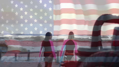 Animation-Der-Flagge-Der-USA-über-Glücklichen,-Unterschiedlichen-Frauen-Mit-Surfbrettern-Am-Strand-Im-Sommer