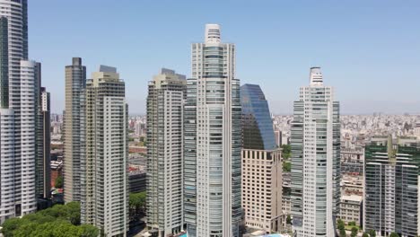 Toma-Aérea-Orbitando-Alrededor-De-Edificios-De-Gran-Altura-En-El-Paseo-Marítimo-De-Puerto-Madero,-Buenos-Aires