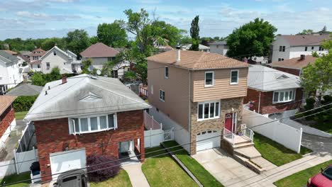 Aerial-rising-shot-of-american-neighborhood-district-with-trees-in-Staten-Island,-New-York-City---Establishing-drone-panorama