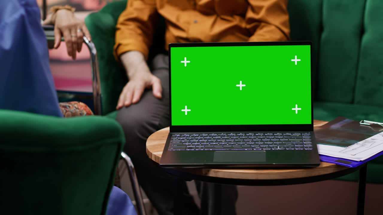 asistente médico hablando con pacientes mayores en casa con una maqueta aislada