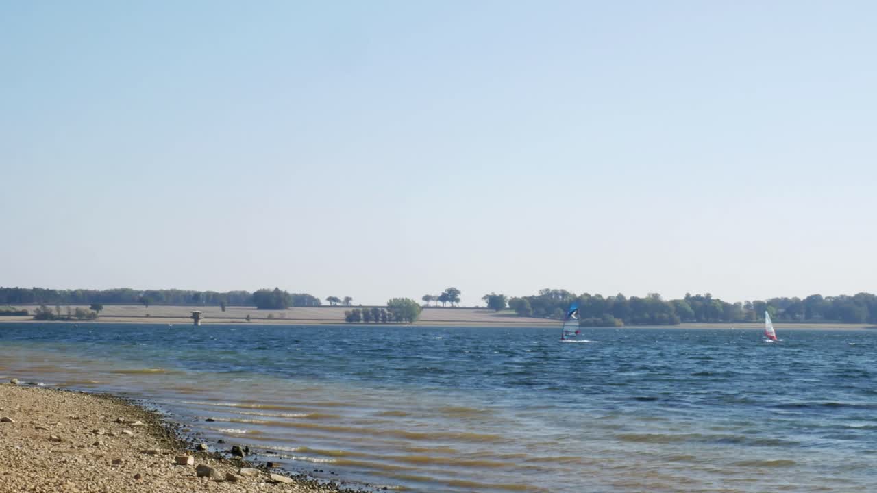 호수에서 연습하는 윈드서퍼들