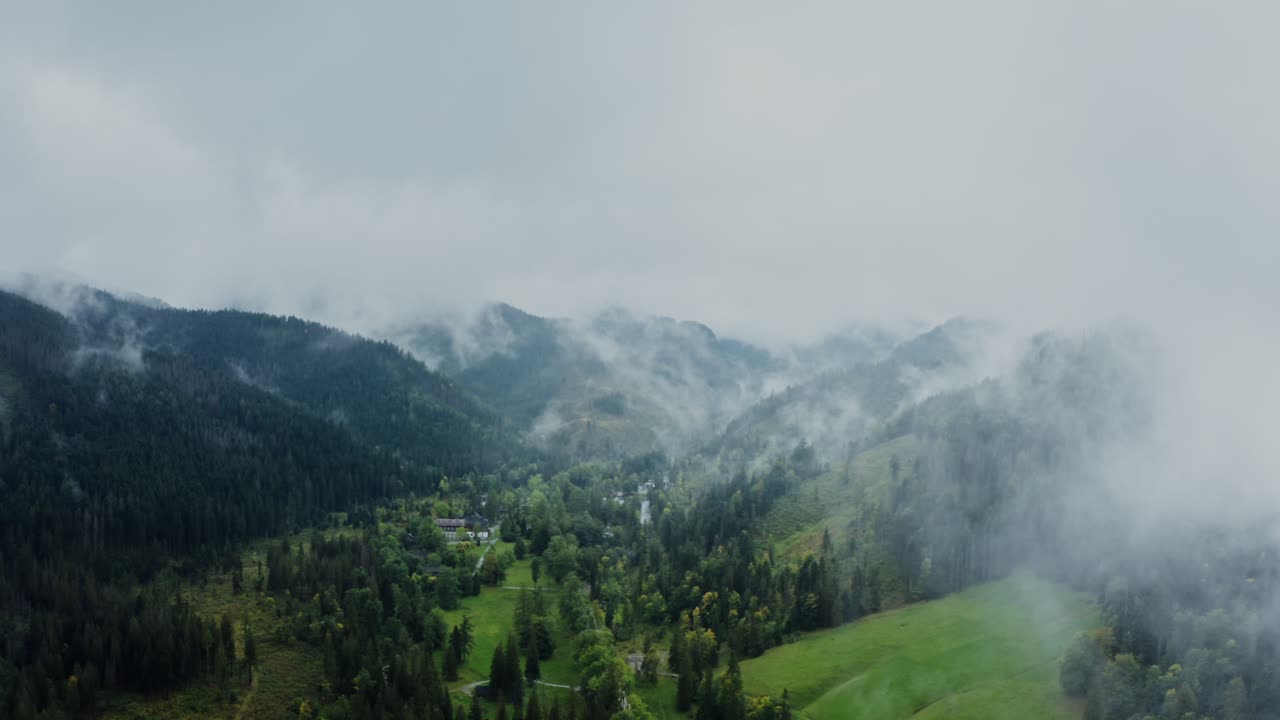 el valle de la montaña brumosa