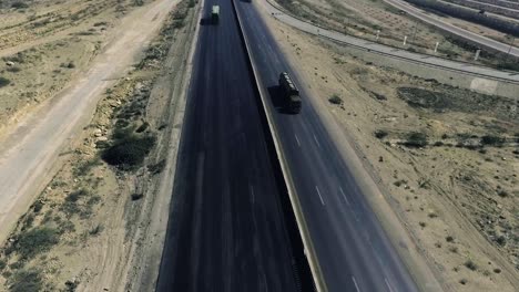 una vista superior de una autopista de la ciudad, vehículos pesados y otros en movimiento