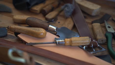 lederarbeiter-werkstattwerkzeuge liegen auf einem tisch