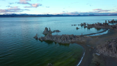 Hermosas-Imágenes-De-Drones-Del-Lago-Mono,-California,-Durante-Una-Espectacular-Puesta-De-Sol-En-Invierno