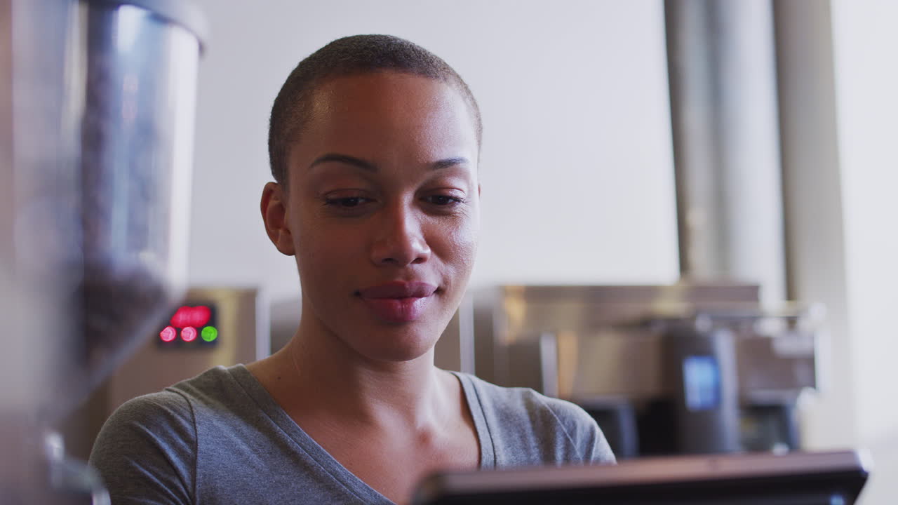 propietaria de una cafetería que trabaja detrás del mostrador de ventas