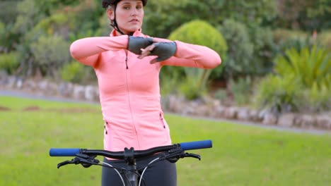 hermosa ciclista haciendo ejercicio en el parque