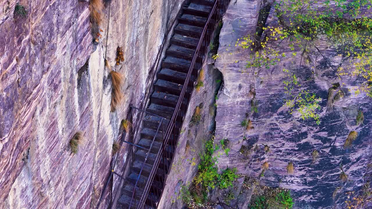중국 제지안 지방의 시우안 마을 계단의 기울어지는 사진