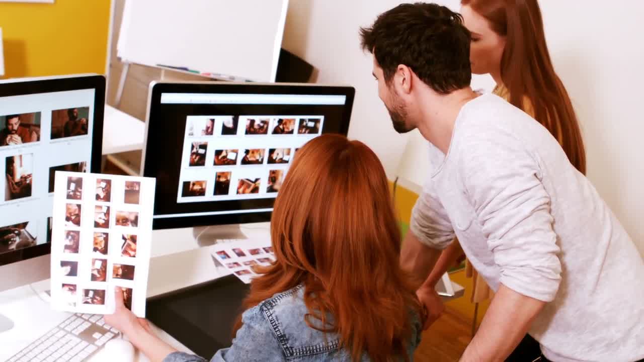 grupo de diseñadores gráficos que trabajan en la oficina