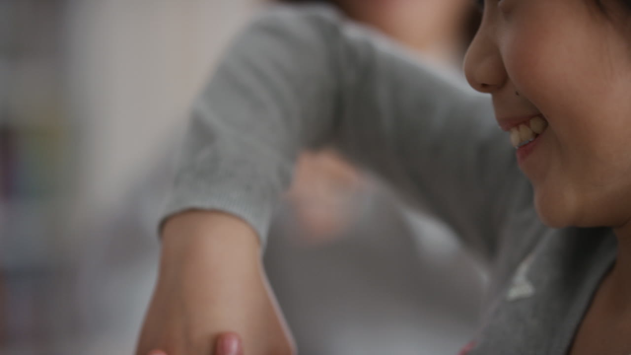 행복한 아시아 가족 집에서 춤을 추고 아름다운 작은 소녀가 재미있게 춤을 추고 엄마와 아빠와 함께 즐겁게 축하하고 부모와 함께 흥미진진한 주말을 즐기고 4k