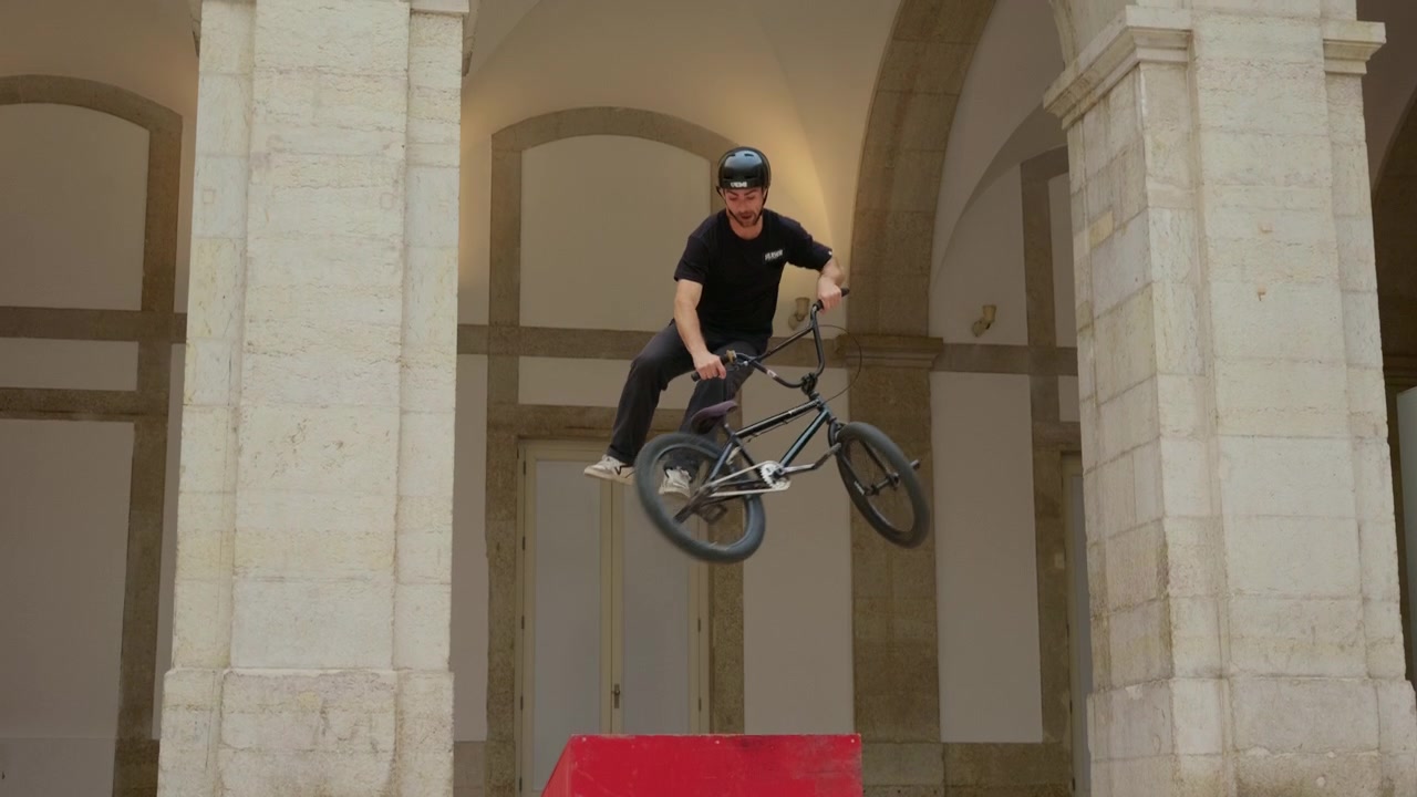 Sfida di stuntman, tecniche ciclistiche mozzafiato, abilità di salto aereo