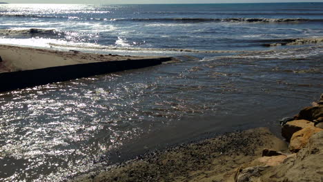 La-Boca-Del-Río-San-Juan-Creek-Contaminó-La-Escorrentía-De-La-Tormenta-En-La-Playa-De-Capistrano-Océano-Pacífico,-Hd,-Estática