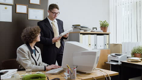 Frau-Benutzt-Einen-Retro-Computer-Im-Vintage-Büro.