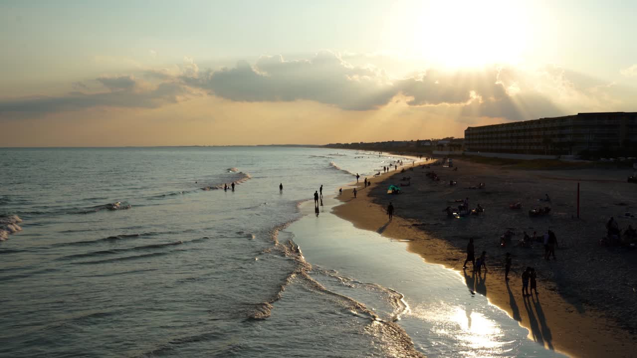 жаркое летнее солнце садится над пляжем фолли, южная каролина