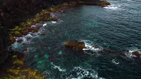 Costa-Escarpada-Y-Bahía-En-La-Isla-De-Terceira,-Azores---Toma-Aérea-De-Drones