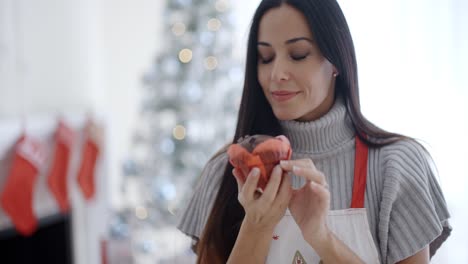 Hübsche-Junge-Frau-Genießt-Ihr-Weihnachtsgebäck