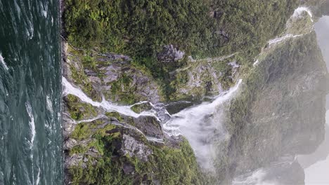 Weltuntergangssturm-Bläst-Fallendes-Wasser-Von-Den-Bergen-Im-Milford-Sound-Weg,-Vertikale-Ansicht