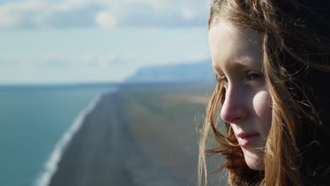 Adolescente-Caucásica-Mirando-El-Horizonte-Desde