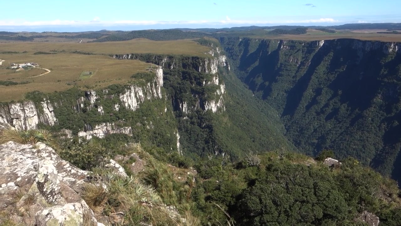 Brezilya'nın Cambara do Sul, RS bölgesindeki kanyonların güneşli bir günde muhteşem panoramik görüntüsü