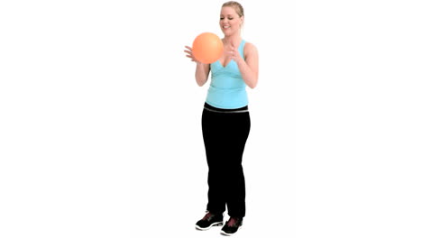 Frau-Spielt-Mit-Einem-Ball-In-Zeitlupe