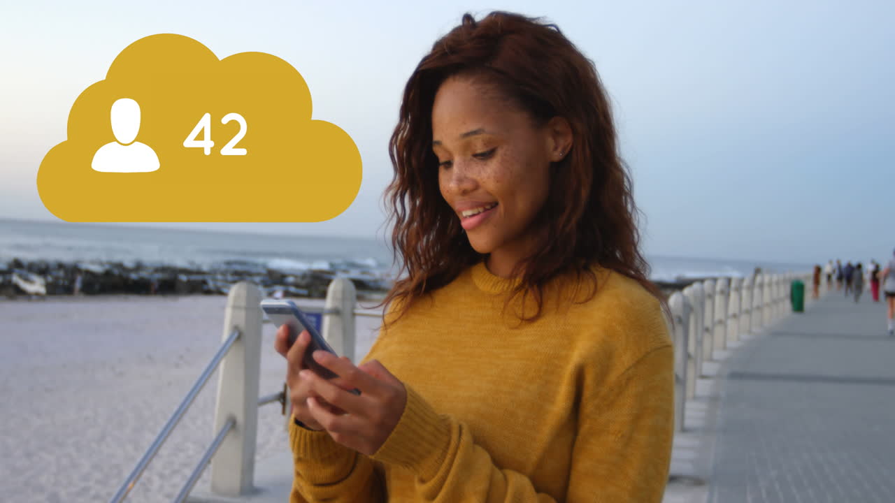 mujer en la playa comprobando su teléfono 4k