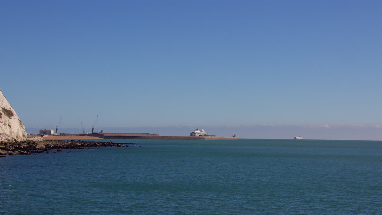 Tomada em time-lapse de uma balsa de travessia do canal da França entrando no porto de Dover.
