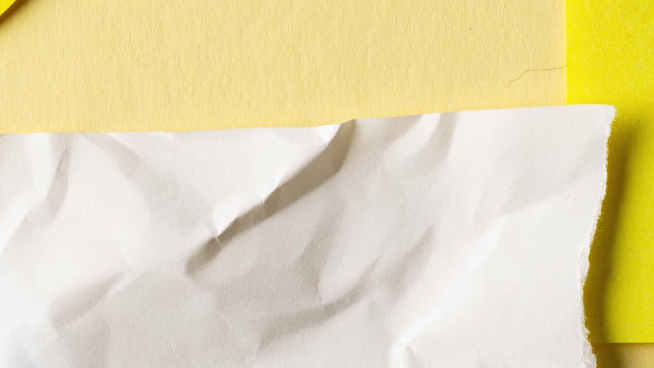 animación de papel rasgado con textos que se mueven sobre un fondo amarillo.