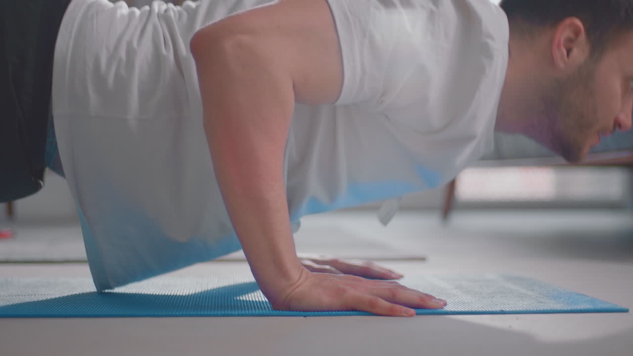 hombre haciendo flexiones duras