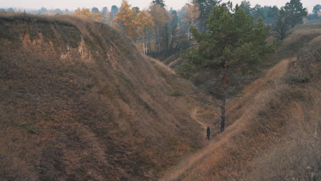 hombre atleta montando una bicicleta de montaña por la carretera en medio del valle 1