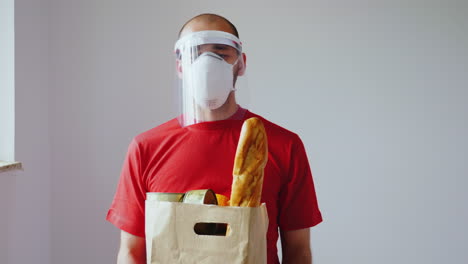 retrato del hombre de la entrega de alimentos con máscara