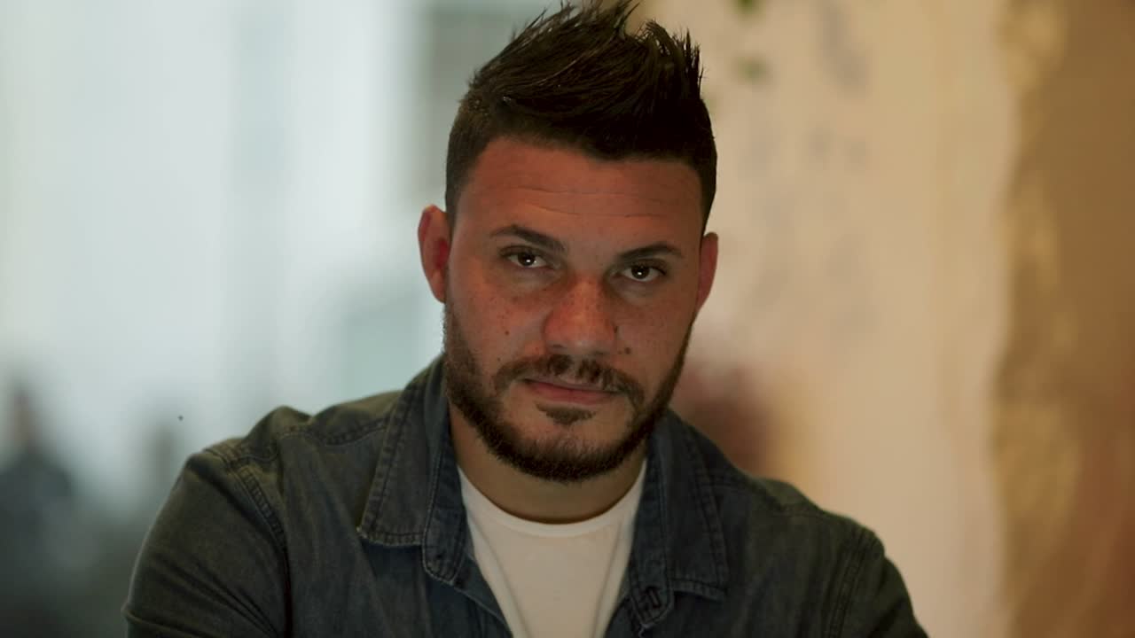 hombre barbudo serio mirando a la cámara