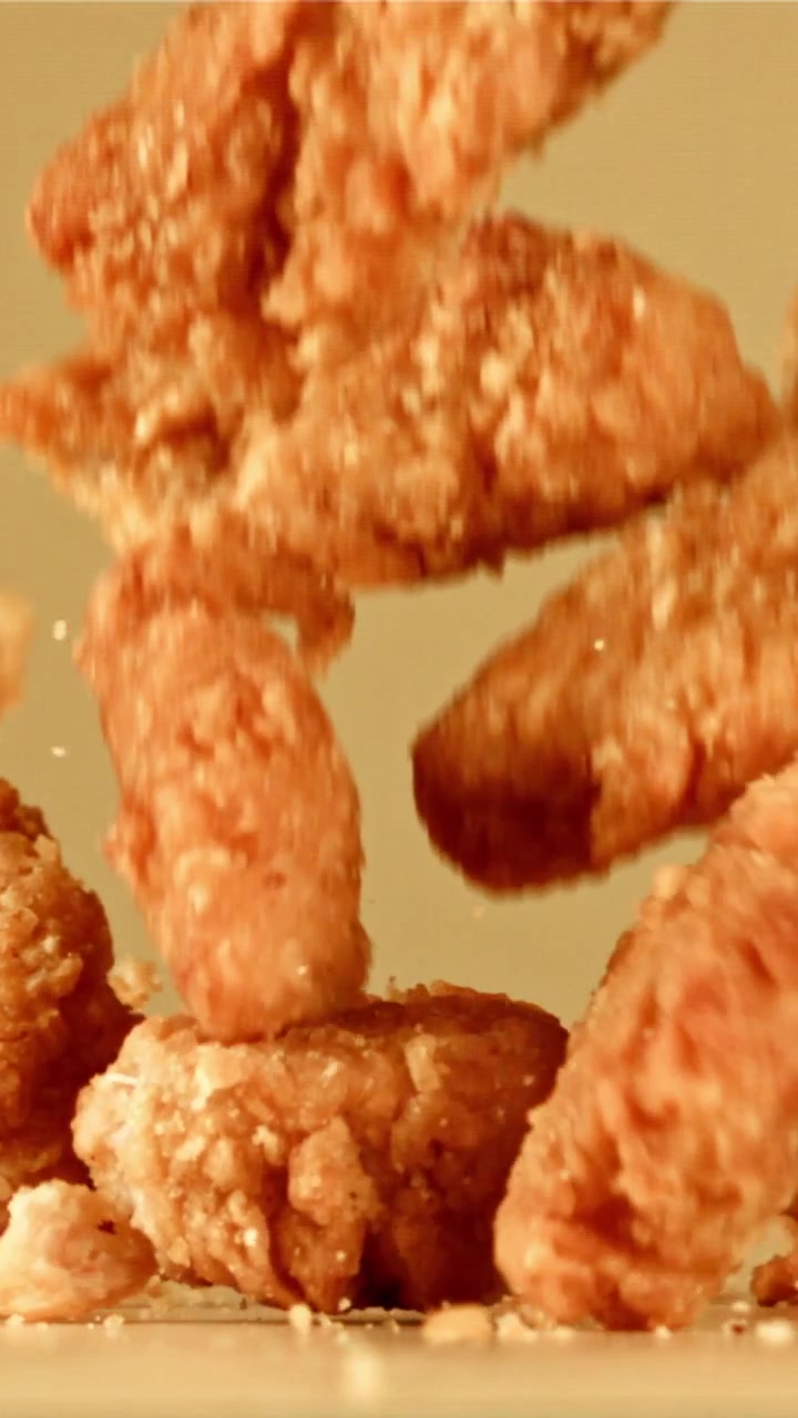Nuggets di pollo fritti croccanti che cadono al rallentatore