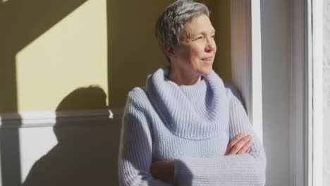 mujer mayor sola en casa