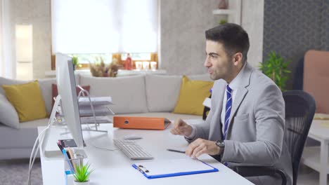hombre de negocios que trabaja en línea.