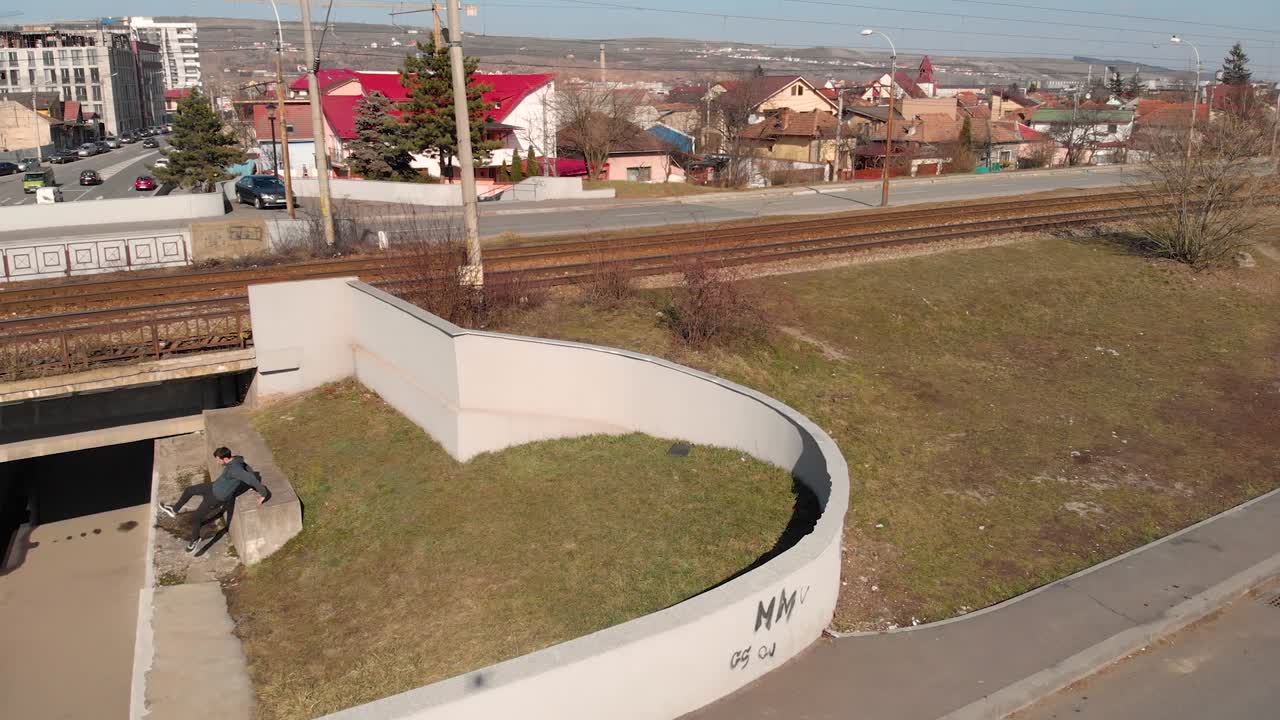 joven parkour traceur salta una pared y sale corriendo por un paso subterráneo